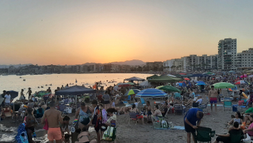 Turistas en una playa de Águilas el pasado agosto