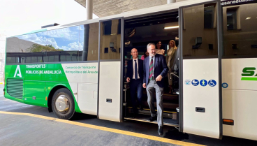 Casasola y Molina bajan de uno de los nuevos autobuses híbridos presentados