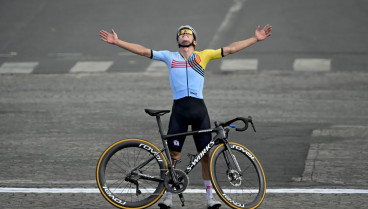 Remco Evenepoel celebra su oro en la ruta de los Juegos Olímpicos.