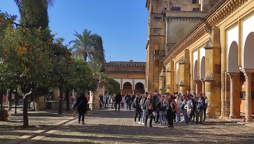 Un grupo de turistas en el Patio de los Naranjos de la Mezquita-Catedral de Córdoba