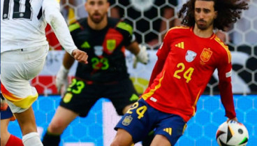 Mano de Cucurella ante Alemania