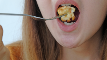 Mujer comiendo