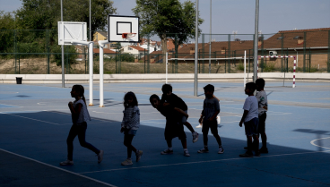 Varios niños en el patio de un colegio