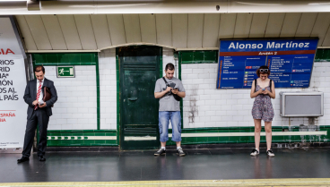 Personas usando su teléfono móvil