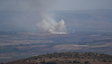 Columnas de humo se elevan desde una zona alcanzada por cohetes lanzados desde el Líbano, en los Altos del Golán ocupados por Israel.