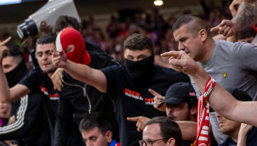 Miembros del Frente Atlético, con pasamontañas tras el lanzamiento de objetos a Courtois en el Estadio Metropolitano