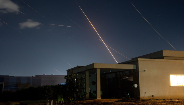 Proyectiles vuelan en el cielo sobre la frontera norte de Israel