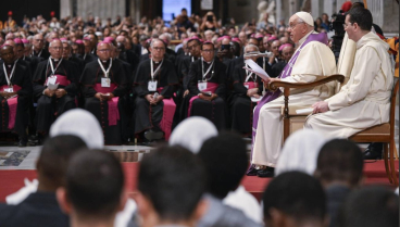 El Papa Francisco dirigiéndose al Sínodo