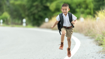 Un niño, camino del colegio