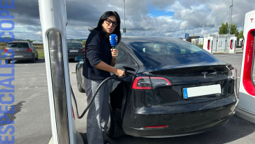 Pilar Cisneros conduce un coche eléctrico