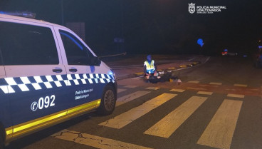 Un agente de Policía Municipal de Pamplona atiende a una mujer atropellada en la Calle San Cristóbal