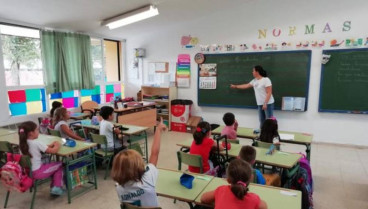 El Consell de Govern ha aprobado este viernes el proyecto de ley de medidas dirigidas a la conciliación de la vida personal, familiar y laboral que, entre otras medidas, contempla la apertura de los centros educativos fuera del horario lectivo, por las tardes, los sábados y en vacaciones.

Las medidas para hacerlo posible se determinarán en el desarrollo reglamentario que seguirá a la tramitación parlamentaria del proyecto de ley, ha explicado el conseller de Empresa, Empleo y Energía, Alejandro Sáenz de San Pedro, que ha adelantado en la rueda de prensa del Consell de Govern que será necesario que los centros cuenten "con personal específico".

Ha destacado que es una demanda histórica de las familias y que requerirá de "un refuerzo con personal específico en cada momento".

Además "se habilitarán instrumentos para que los centros educativos tengan la mayor facilidad posible para cumplir estos requisitos, con ayudas", que alcanzarán también a los ayuntamientos titulares de centros.

El proyecto aprobado establece que el Govern promoverá "de manera conjunta con los ayuntamientos la apertura de los centros escolares fuera del horario lectivo", con patios, pistas deportivas, salones de actos y el acceso a los baños, de manera que "durante el periodo escolar, de septiembre a junio, la apertura se puede llevar a cabo en horario de tarde y en sábado".

En el ámbito privado, el conseller ha destacado la implantación de la bolsa de horas en las empresas, en colaboración con agentes sociales, una medida que busca "la flexibilización laboral total para que los trabajadores puedan modular a lo largo de la semana, unos día más o menos horas, respetando el cómputo total del contrato, para adaptar su jornada a sus necesidades" para el cuidado de menores o personas a su cargo.