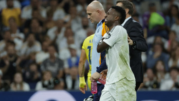 Vinicius Jr. se duele de un hombro durante el partido ante el Villarreal