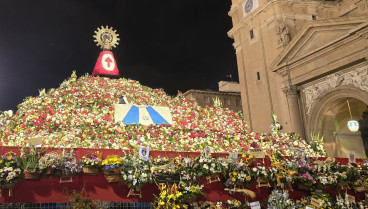 Imagen final del monumento floral tras la ofrenda más larga de la historia.