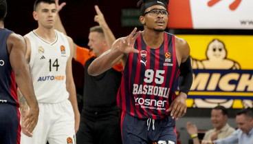 VITORIA, 15/10/2024.- El alero nigeriano del Baskonia Chima Moneke (d) celebra una acción durante el partido de la tercera jornada de la Euroliga de baloncesto que Baskonia y Real Madrid disputan este martes en Vitoria. EFE/L. Rico