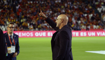 CÓRDOBA, 15/10/2024.- El seleccionador español, Luis de la Fuente Castillo, da instrucciones durante el encuentro correspondiente a la fase de grupos de la Liga de Naciones que disputan hoy martes España y Serbia en el estadio Nuevo Arcangel de Córdoba. EFE / Salass.