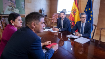 La portavoz de EH Bildu en el Congreso de los Diputados, Mertxe Aizpurua (1i); el ministro de Cultura, Ernest Urtasun (2d), y el ministro de la Presidencia, Justicia y Relaciones con las Cortes, Félix Bolaños (1d), durante una reunión, en el Congreso de los Diputados, a 22 de julio de 2024, en Madrid (España). Félix Bolaños y Ernest Urtasun