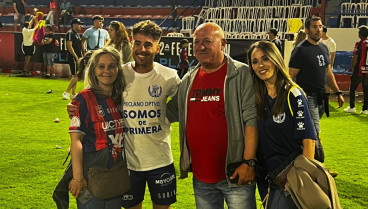 Olmedo y su padre, el día del ascenso del Yeclano a Primera RFEF.