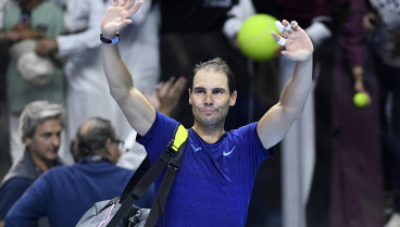 Rafa Nadal saluda al público presente en el torneo de exhibición de Arabia Saudí