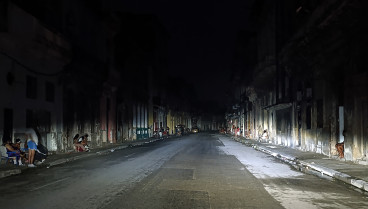 Personas permanecen fuera de sus casas durante un apagón este viernes, en La Habana, (Cuba)