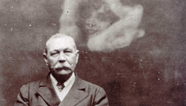 Del odio a Sherlock Holmes a su obsesión por los espíritus: la cara oculta de Arthur Conan Doyle