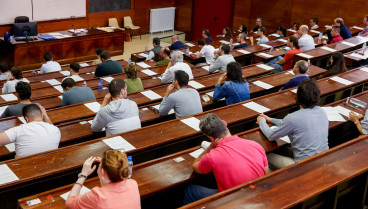 Opositores realizando un examen