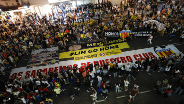 Manifestación de la afición del Valencia contra Peter Lim