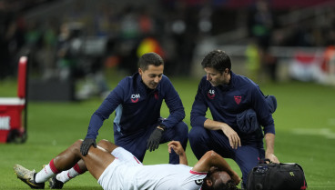 BARCELONA, 20/10/2024.- El delantero del Sevilla Chidera Ejuke (tumbado) es atendido por los servicios médicos del equipo, durante el partido de LaLiga que FC Barcelona y Sevilla FC disputan este domingo en el estadio Lluis Companys. EFE/Alejandro García