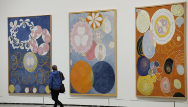 El Museo Guggenheim Bilbao ha presentado este jueves una exposición que recorre toda la carrera de la pionera de la pintura abstracta Hilma af Klint