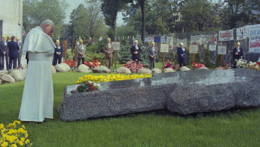 San Juan Pablo II cuando era Papa ante la tumba del padre Jerzy Popieluszko cuando se cumplen 40 años de su asesinato