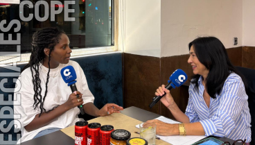 Pilar Cisneros y Louise Basse, la joven senegalesa que vive en Murcia y es cofundadora y directora ejecutiva de Mom Koumba