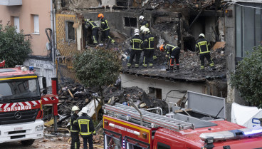 Bomberos de Santander buscan a las dos personas desaparecidas tras el derrumbe de un edificio por una explosión