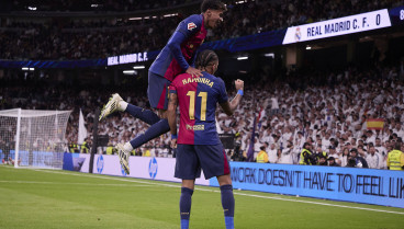 Raphinha y Lamine Yamal celebran un gol en un córner, lugar desde donde se lanzaron los insultos.