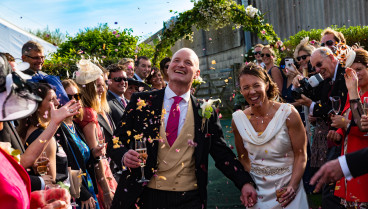 Unos novios celebran el día de su boda