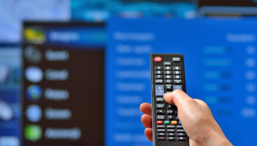 Un usuario configura la TV para adaptarla a las nuevas exigencias de la TDT.