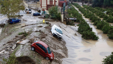 Coches destrozados tras el paso de la Dana.