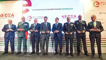 Foto de familia de los premiados en el Día de la Empresa en la CEA