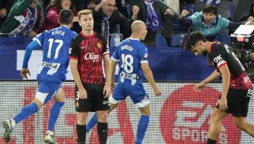 Jon Guridi celebra su gol, primero del equipo vasco