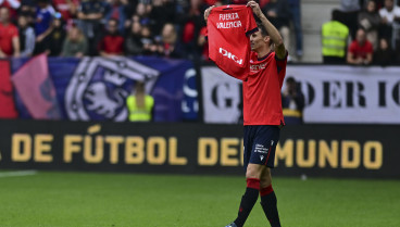 Budimir muestra una camiseta con el mensaje 'Fuerza Valencia' después de marcar un gol