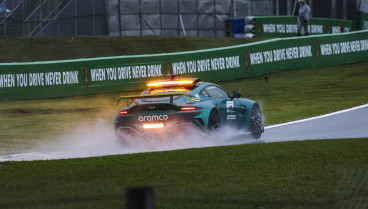 El coche de seguridad da una vuelta de reconocimiento al circuito de Interlagos.