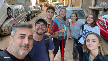 Universitarios valencianos colaborando en las labores de limpieza de la zona afectada por la DANA