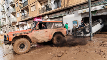 Un todoterreno saca un coche de un garaje de Massanassa, a 5 de noviembre de 2024, en Valencia, Comunidad Valenciana