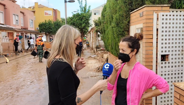 Isabel Moreno y Santiago Pacheco entrar en una de las casas ocho días después de la DANA