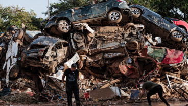 La constructora navarra VDR ayuda en la retirada de coches en Aldaia