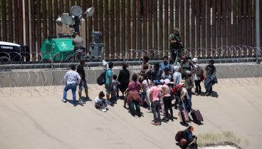 Cientos de migrantes tratan de cruzar la frontera de EEUU por Rio Grande