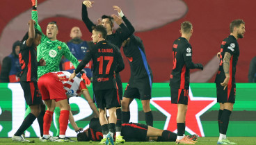 Belgrade (Serbia), 06/11/2024.- Pau Cubarsi of Barcelona lies on the pitch injured as his teammates call for the medical staff to come on during the UEFA Champions League league phase match between FC Crvena zvezda and FC Barcelona, in Belgrade, Serbia, 06 November 2024. (Liga de Campeones, Belgrado) EFE/EPA/ANDREJ CUKIC