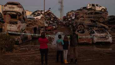 Decenas de coches afectados por la DANA apilados en el día 13 tras el paso de la DANA por Paiporta