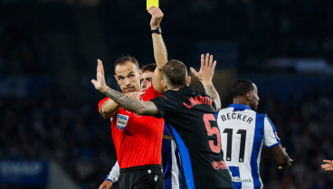 Iñigo Martínez, amonestado durante el Real Sociedad - Barcelona, de Primera División