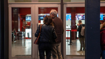 Dos personas entrando a una sala de cine