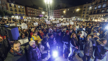 BURGOS, 13/11/2024.- Miles de personas se han concentrado este miércoles en la Plaza Mayor de Burgos para protestar contra la eliminación de los convenios municipales con tres ONG de ayuda a migrantes. EFE/Santi Otero